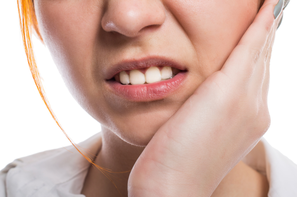 Повышенная чувствительность зубов: причины, лечение и уход